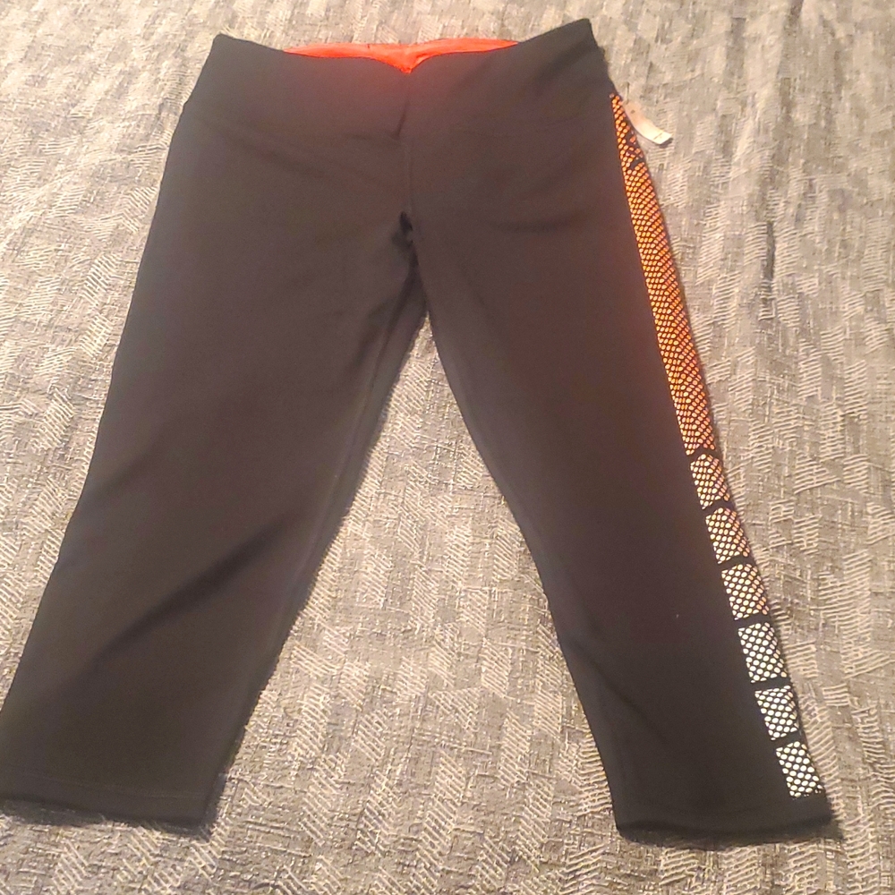 Victoria's Secret VSX Knockout Capri Leggings SIZE M NWT